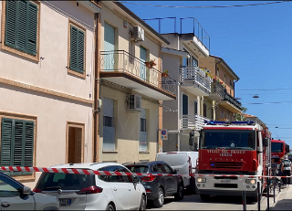 Civitanova Marche - Appartamento in fiamme durante i lavori di isolamento: paura in via Vivaldi